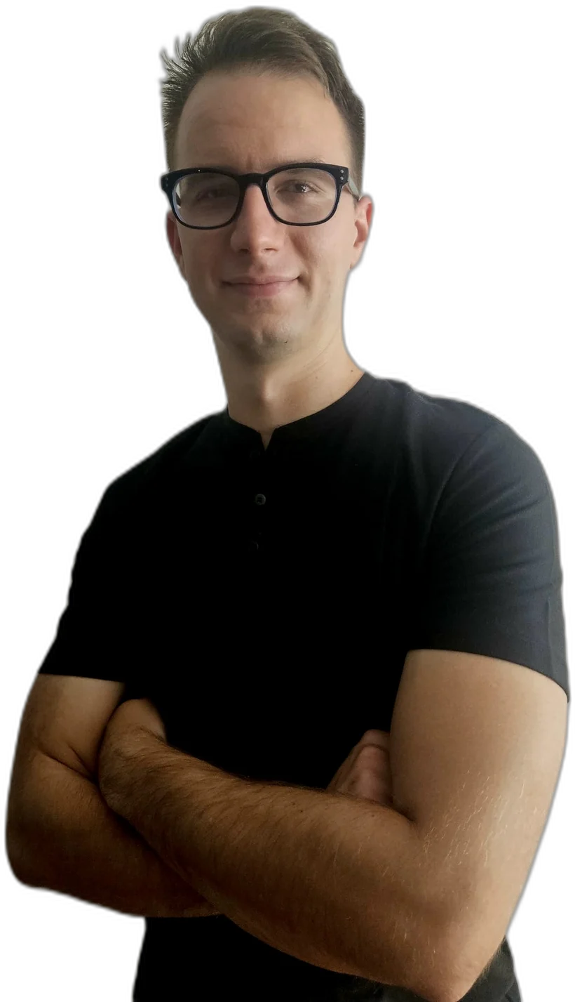 Mateo Tintor, osnivač freshweba, prekriženih ruku u crnoj majici.